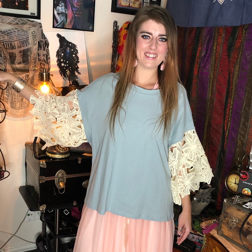 🕯Umgee Top with a lace sleeve